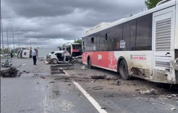 В Перми с автобусами произошло массовое ДТП, есть погибший | Пожилой мужчина погиб в Перми при аварии с автобусами В Перми с автобусами произошло массовое ДТП, есть погибший | Пожилой мужчина погиб в Перми при аварии с автобусами