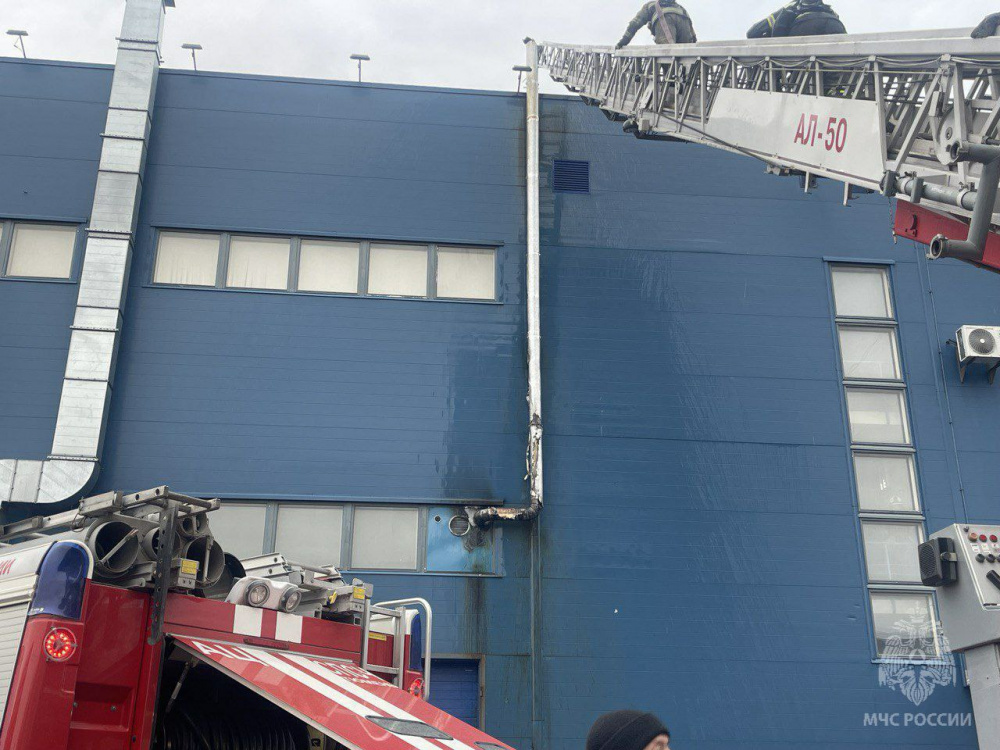 В Тюмени утром загорелся торговый центр на Мельникайте  | В Тюмени в торговом центре произошёл пожар 