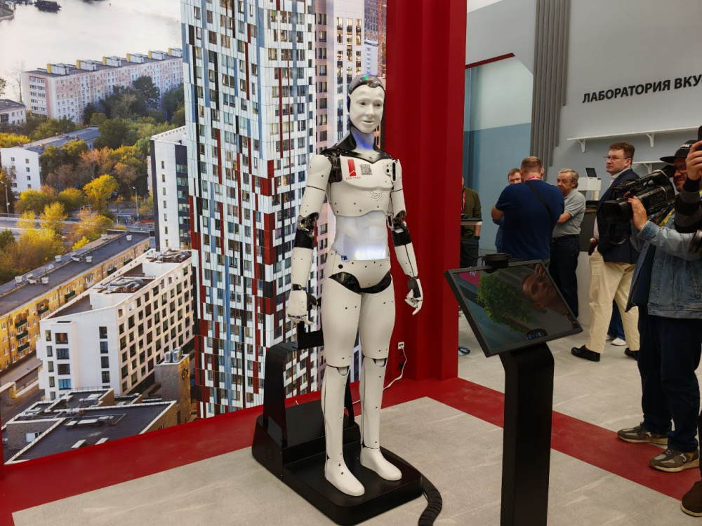 Расскажет стихи и подскажет дорогу — робота-консьержа представили на «Иннопроме»  | На «Иннопроме» представили робота-консьержа Арди 