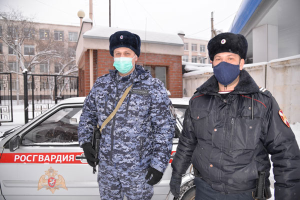 В Екатеринбурге сотрудники Росгвардии предотвратили возгорание жилого дома В Екатеринбурге сотрудники Росгвардии предотвратили возгорание жилого дома