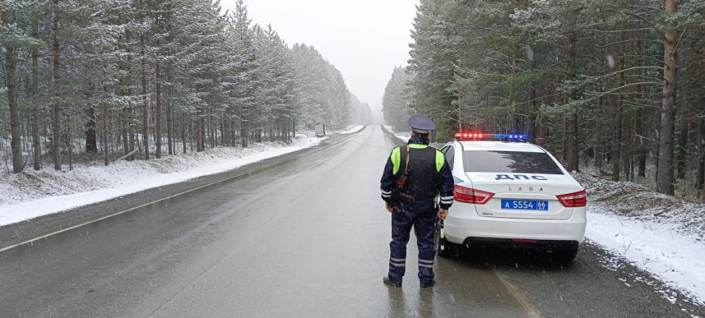В Свердловской области снова выпал снег | ГИБДД предупредила уральцев из-за снегопадов