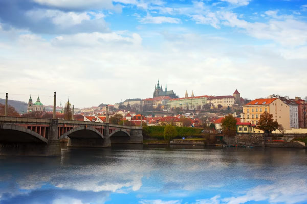 Жители России снова спешат взять шенген  | В России вновь вырос спрос на шенгенские визы