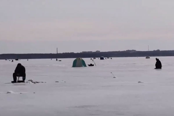 На Белоярском водохранилище 12 рыбаков откололись на огромной льдине. Их спасли сотрудники МЧС. Видео | На Урале 12 рыбаков откололись на огромной льдине На Белоярском водохранилище 12 рыбаков откололись на огромной льдине. Их спасли сотрудники МЧС. Видео | На Урале 12 рыбаков откололись на огромной льдине