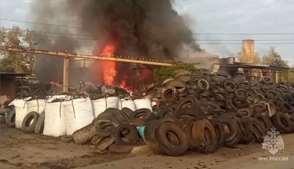 На уральском заводе произошёл крупный пожар - горит резина | В Екатеринбурге горит завод по переработке резины На уральском заводе произошёл крупный пожар - горит резина | В Екатеринбурге горит завод по переработке резины