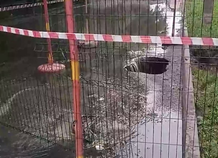 В Челябинске провалился асфальт | В Челябинске произошёл провал асфальта В Челябинске провалился асфальт | В Челябинске произошёл провал асфальта