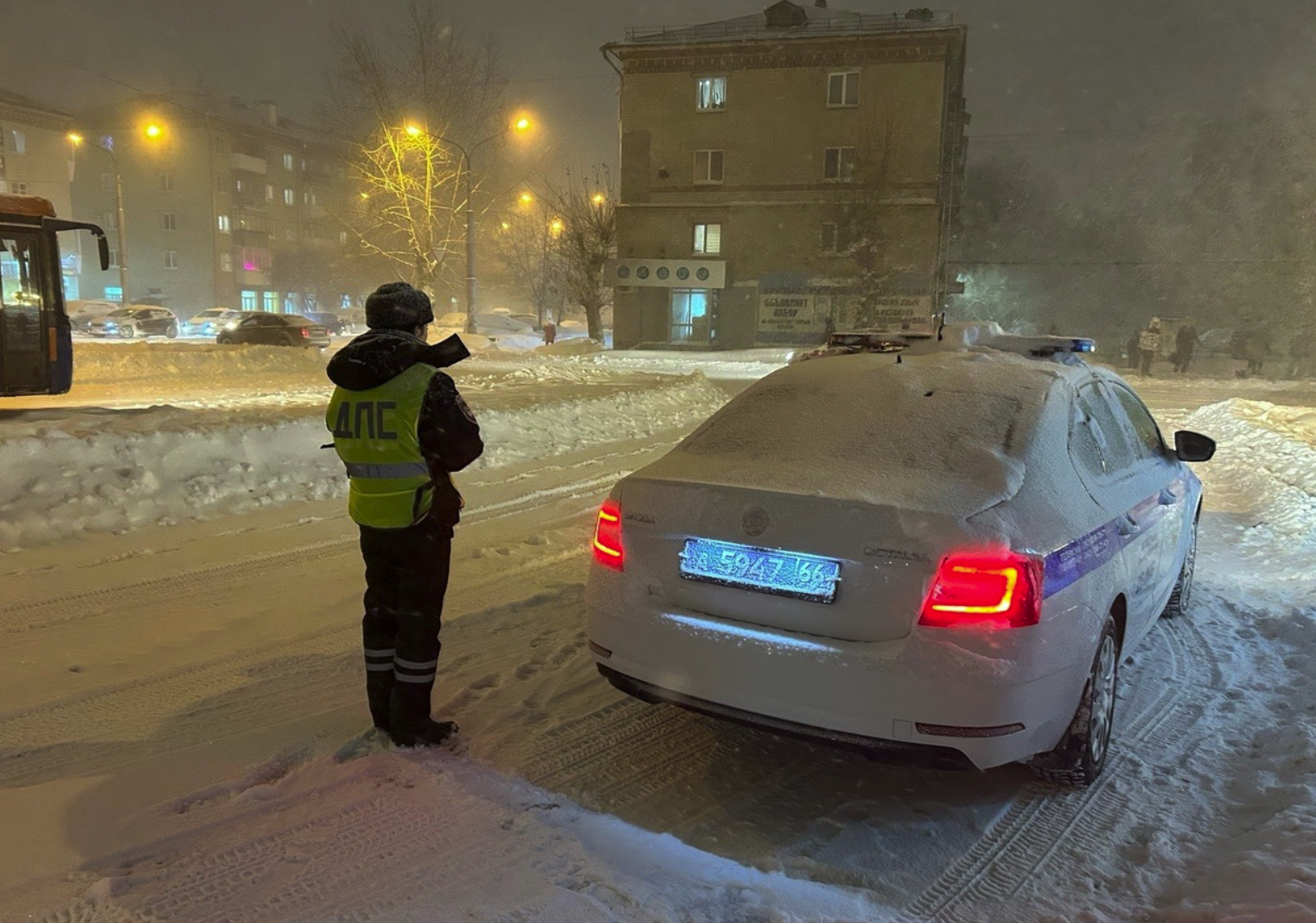На Урале водитель автобуса сбил пешехода на остановке На Урале водитель автобуса сбил пешехода на остановке