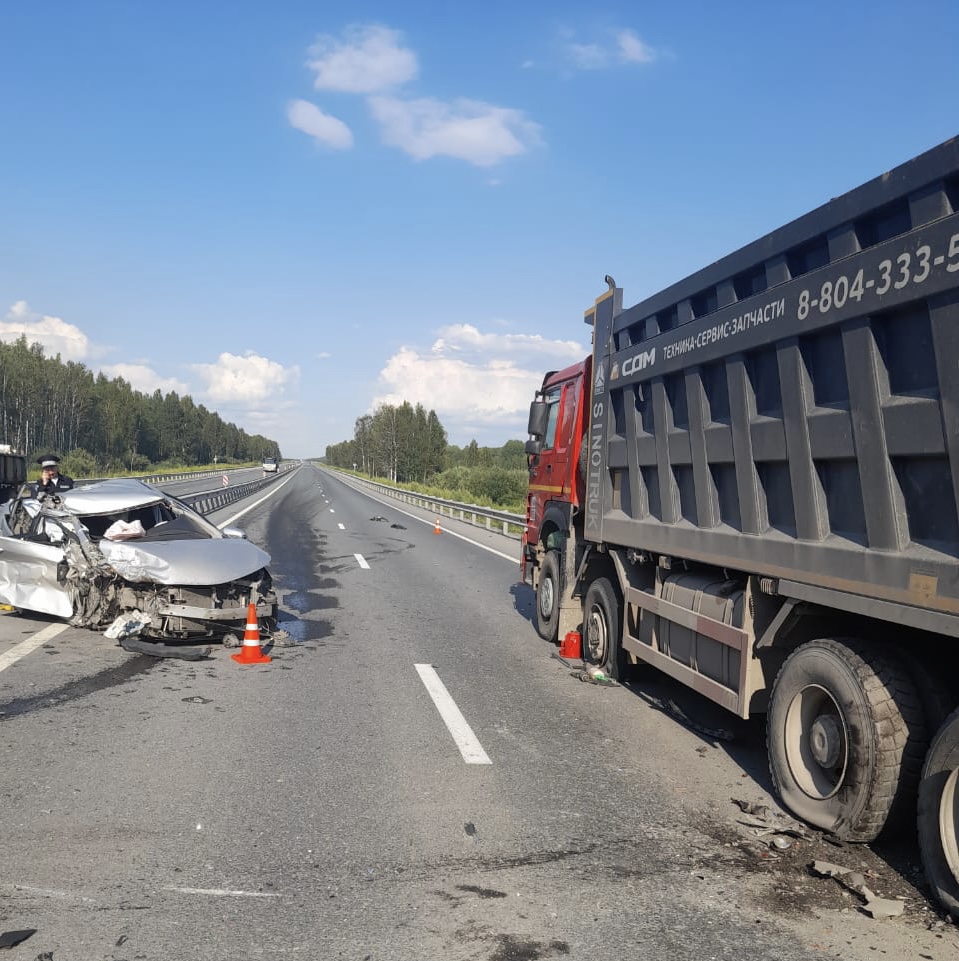 На Урале сотрудники  ГИБДД разбираются в причинах смертельного ДТП