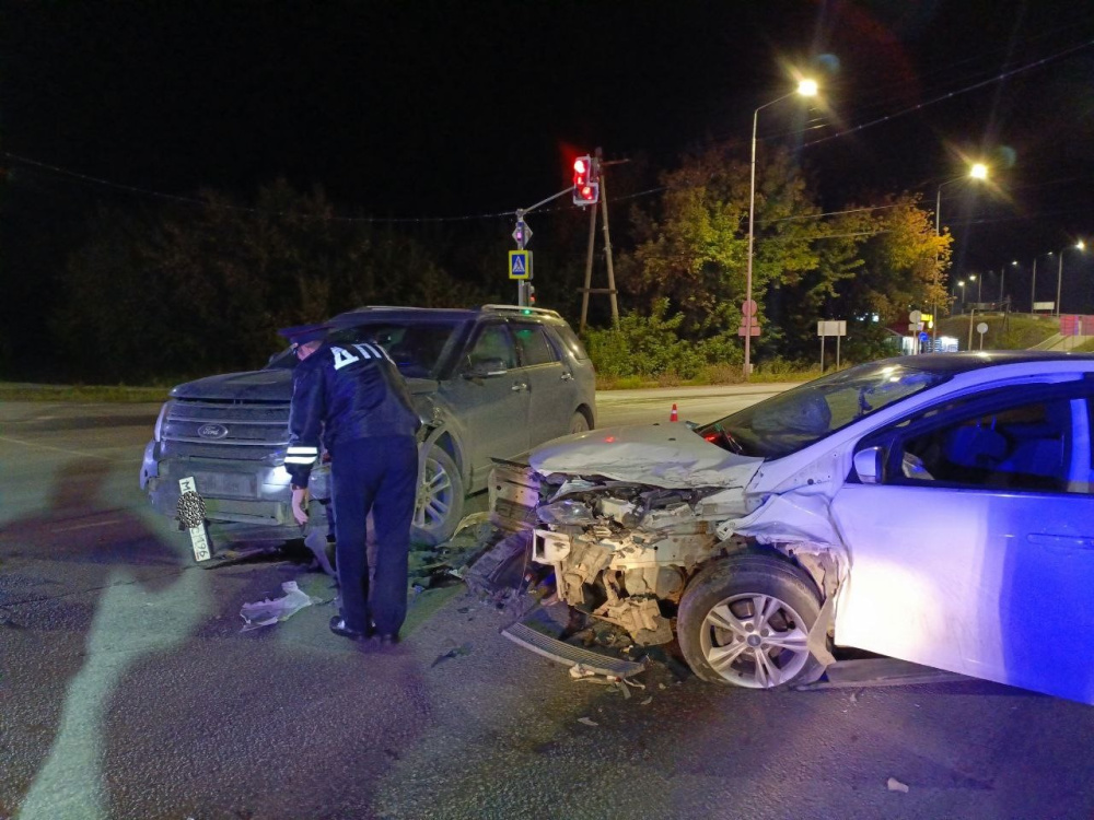 В Богдановиче столкнулись две машины, есть пострадавшие  | Пьяные водители устроили на Урале ДТП с пострадавшими 