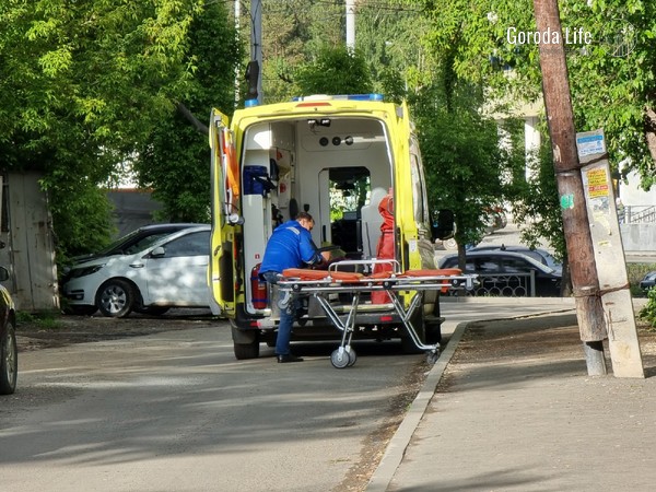 На трамвайной остановке в Екатеринбурге обнаружили труп женщины
