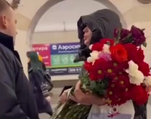 Женщина украла цветы и игрушки с мемориала жертвам теракта | С мемориала памяти жертв теракта в «Крокус Сити Холле» украли игрушки и цветы Женщина украла цветы и игрушки с мемориала жертвам теракта | С мемориала памяти жертв теракта в «Крокус Сити Холле» украли игрушки и цветы