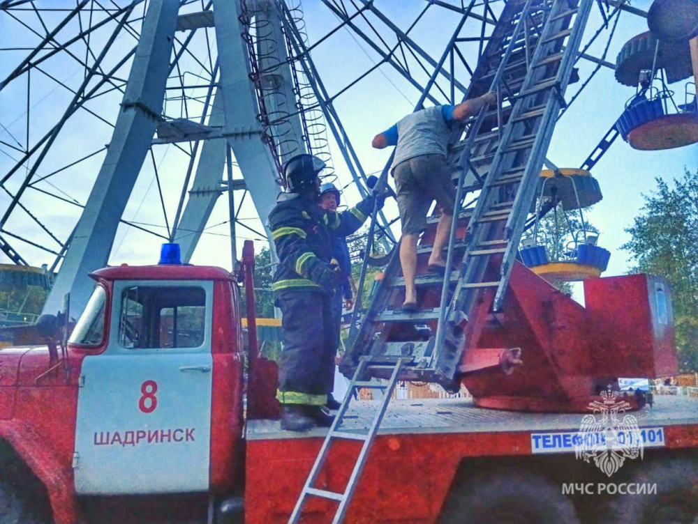 Люди застряли — в Шадринске внезапно остановилось колесо обозрения  | В Зауралье люди застряли на колесе обозрения 