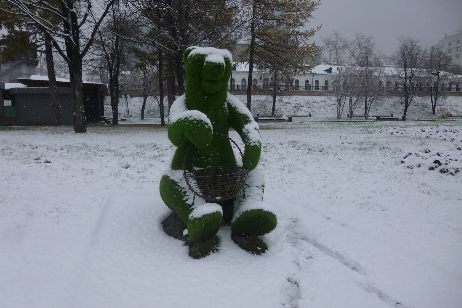 Снег кружится летает и тает Снег кружится летает и тает