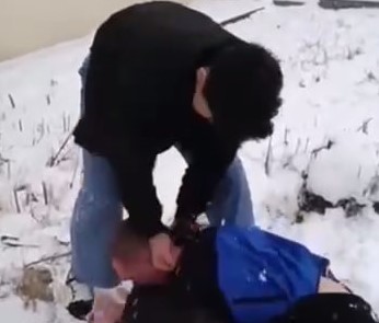 «Я охранник Пятёрочки!»: на Урале мигрант избил покупателя, повадившегося воровать  | В Екатеринбурге мигрант-охранник поймал и избил магазинного вора 