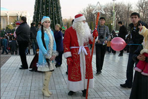 В Душанбе группа фанатиков убила человека в костюме Деда Мороза В Душанбе группа фанатиков убила человека в костюме Деда Мороза