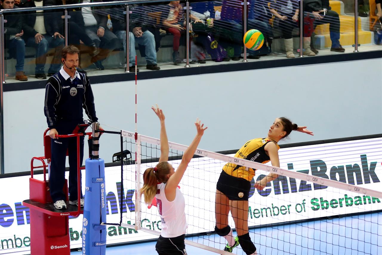 Не хватило опыта: "Уралочка" уступила "Вакифбанку" в первом туре Лиги чемпионов