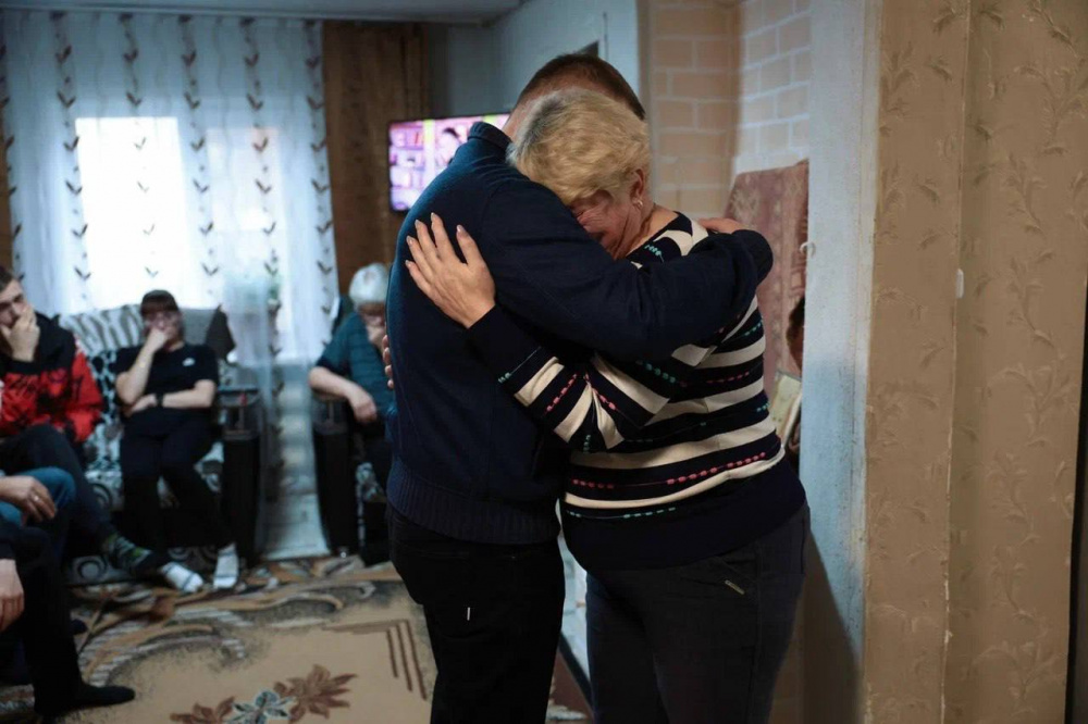 «Это не должно повториться!»: губернатор Текслер приехал на прощание с зарезанной таксисткой | Челябинский губернатор приехал в Коркино к семье убитой таксистки «Это не должно повториться!»: губернатор Текслер приехал на прощание с зарезанной таксисткой | Челябинский губернатор приехал в Коркино к семье убитой таксистки