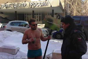 Москвич в плавках пришел к зданию Гидрометцентра требовать лета!