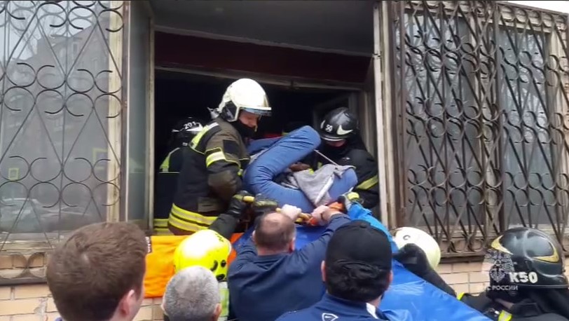 Для переноски 300-килограммового москвича в машину медиков понадобилась помощь МЧС. Видео  | В Москве спасателям пришлось эвакуировать 300-килограммового мужчину 