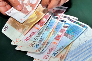 ЦБ понизил курс евро на четверть рубля