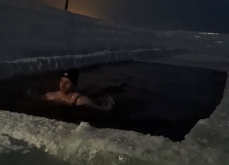 Екатеринбуржец «уральский морж» поздравил земляков с Крещением зимним заплывом | Житель Екатеринбурга совершил заплыв в проруби и поздравил с Крещением Екатеринбуржец «уральский морж» поздравил земляков с Крещением зимним заплывом | Житель Екатеринбурга совершил заплыв в проруби и поздравил с Крещением