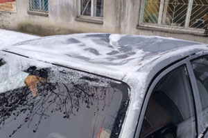 На машины екатеринбуржцев падают сосульки. Правозащитники: "Не надо бояться судов"