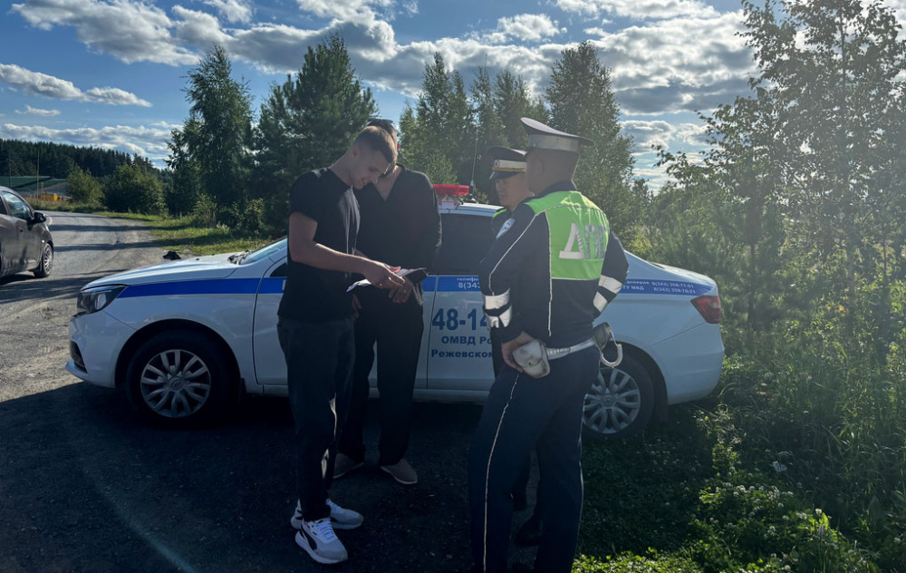 В Свердловской области наказали участников опасного свадебного кортежа на трассе Реж – Алапаевск | Молодые жители Режа устроили шоу на дороге и попали под проверку В Свердловской области наказали участников опасного свадебного кортежа на трассе Реж – Алапаевск | Молодые жители Режа устроили шоу на дороге и попали под проверку