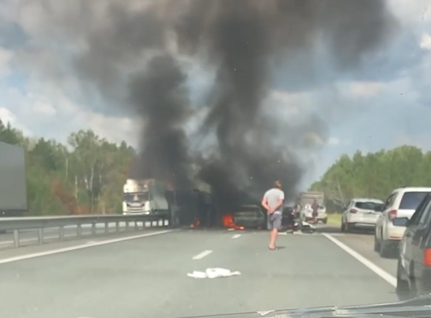 Четыре автомобиля повреждены в ужасной аварии на трассе М-5