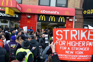 Официанты 230 городов США начали самую масштабную забастовку