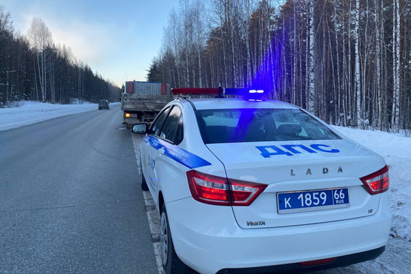 В Свердловской области водитель грузовика сбил двух человек, которые остановились помочь другому водителю