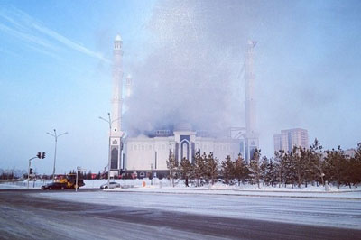 В Астане горит крупнейшая в Средней Азии соборная мечеть В Астане горит крупнейшая в Средней Азии соборная мечеть