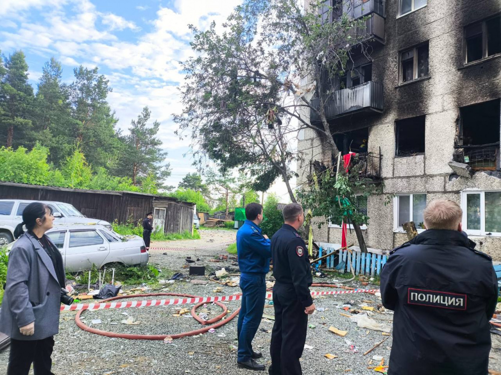 На месте взрыва газа в пятиэтажке Ивделя разбирают завалы  | Разбор завалов идёт в пятиэтажке в Ивделе после взрыва газа 