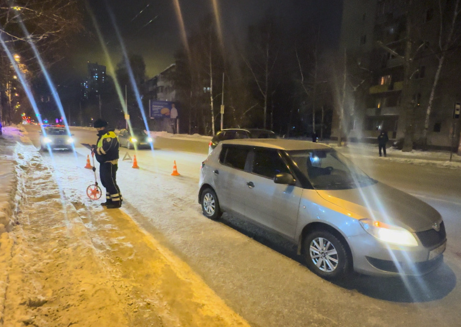 Сотрудники Госавтоинспекции Екатеринбурга устанавливают обстоятельства ДТП, в котором пострадал несовершеннолетний пешеход