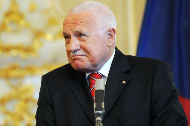 Президенту Чехии угрожали пистолетом