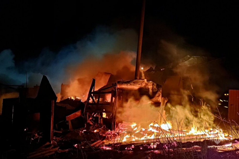 Две женщины погибли при пожаре в Челябинской области  | В Челябинской области две женщины погибли во сне 