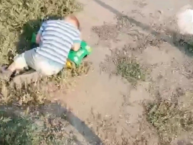 Южноуралец обнаружил на обочине маленького ребенка