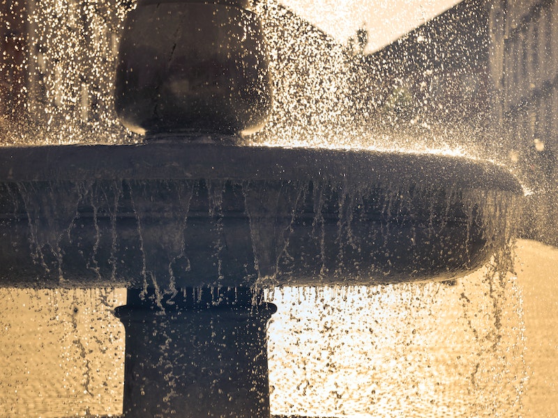 1 мая начнёт работать поющий фонтан: рабочие демонтировали «соты» и деревянную основу | Работники МУП «Водоканал» приступили к подготовке фонтана на Центральной площади Первоуральска