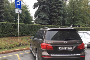 Глава Советского района Челябинска Михаил Буренков свой Мерседес оставляет на стоянке для инвалидов Глава Советского района Челябинска Михаил Буренков свой Мерседес оставляет на стоянке для инвалидов