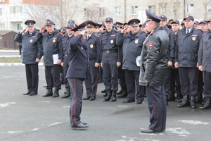 В Тюмени сотрудники полиции приняли участие в строевом смотре