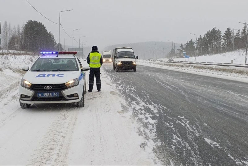 Свердловским водителям советуют снизить скорость и отказаться от обгонов | Госавтоинспекция призвала водителей к осторожности из-за снегопадов