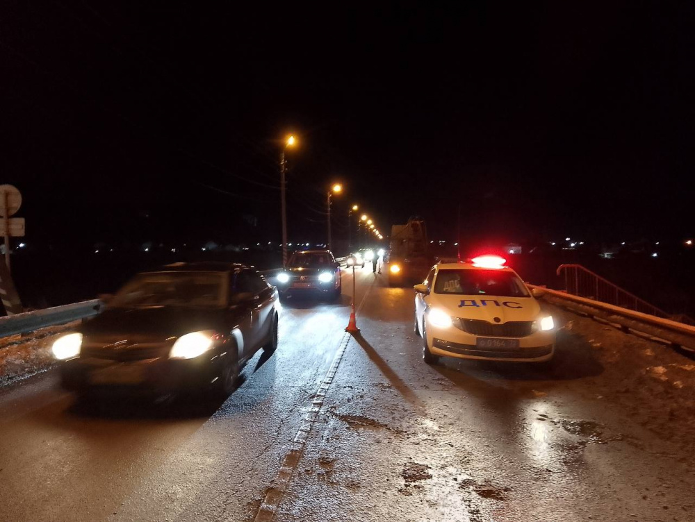 ДТП на трассе Курган — Тюмень погубило 40-летнего пешехода  | В Тюменской области «КамАЗ» задавил пешехода