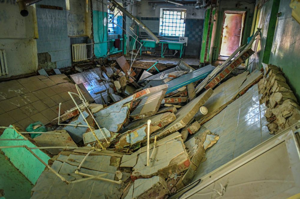 Жильцов эвакуировали из частично разрушенной пятиэтажки в Перми  | В Перми жильцов частично разрушенной пятиэтажки эвакуировали 