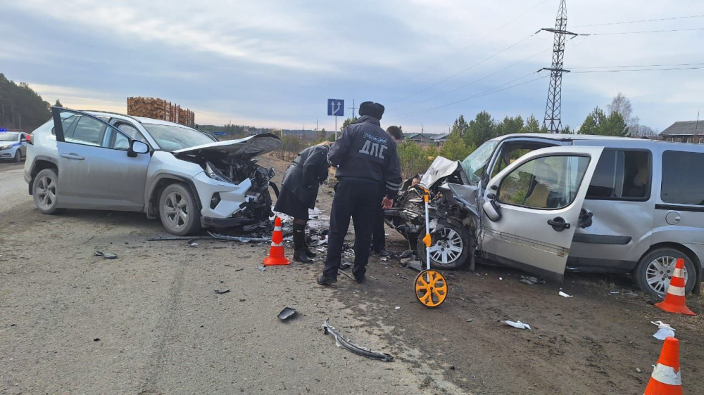 Семь человек пострадали в ДТП на свердловской трассе  | В ДТП на Урале пострадали пятеро взрослых и двое детей