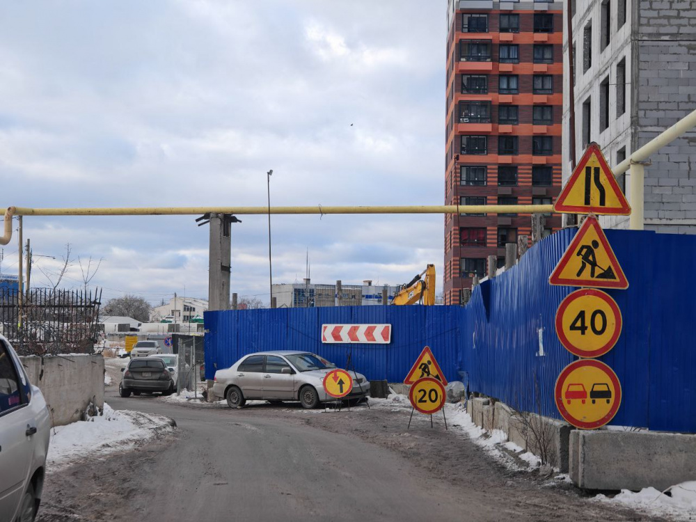 Где машины парковать? Между «Уралпластиком» и жильцами в Екатеринбурге назревает новый конфликт | В Екатеринбурге «УралПластик» может лишить жильцов дома по Космонавтов парковки Где машины парковать? Между «Уралпластиком» и жильцами в Екатеринбурге назревает новый конфликт | В Екатеринбурге «УралПластик» может лишить жильцов дома по Космонавтов парковки