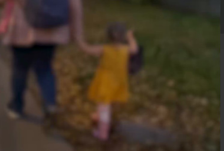 Жительница Екатеринбурга вывела свою маленькую дочь гулять в лёгком платье  | В Екатеринбурге мать вывела дочь гулять в летней одежде 