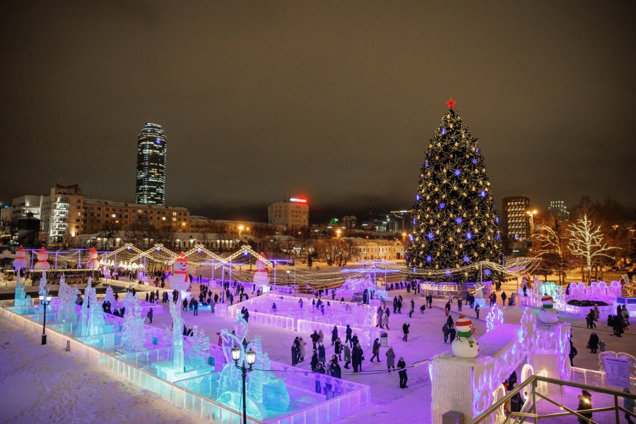 В Екатеринбурге строят Ледовый городок к юбилею рок-клуба: ель установят к 10 декабря | В Екатеринбурге началось строительство Ледового городка к 40-летию Свердловского рок-клуба