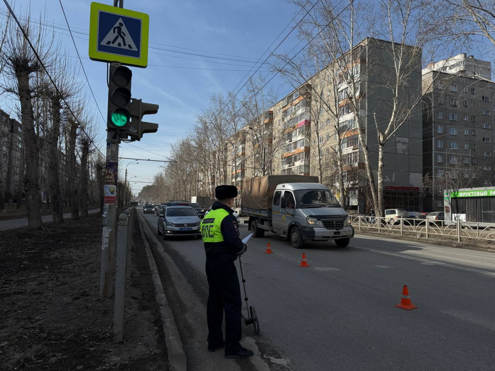 Автомобиль сбил подростка в Екатеринбурге на улице Амундсена  | В Екатеринбурге автомобиль сбил 12-летнего мальчика 