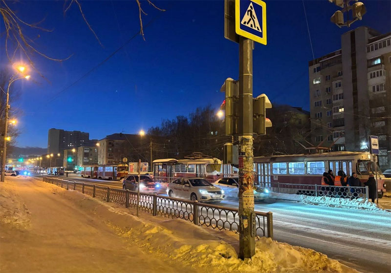 В Екатеринбурге пассажир умер в трамвае на Уралмаше | В Екатеринбурге на Уралмаше остановили трамваи из-за смерти пассажира В Екатеринбурге пассажир умер в трамвае на Уралмаше | В Екатеринбурге на Уралмаше остановили трамваи из-за смерти пассажира