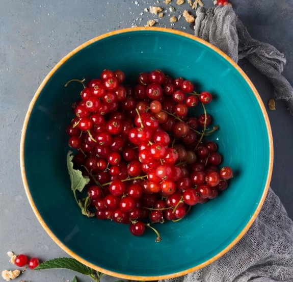 На Урале начался период сбора брусники и клюквы | Уральцы собирают в лесу клюкву и бруснику На Урале начался период сбора брусники и клюквы | Уральцы собирают в лесу клюкву и бруснику