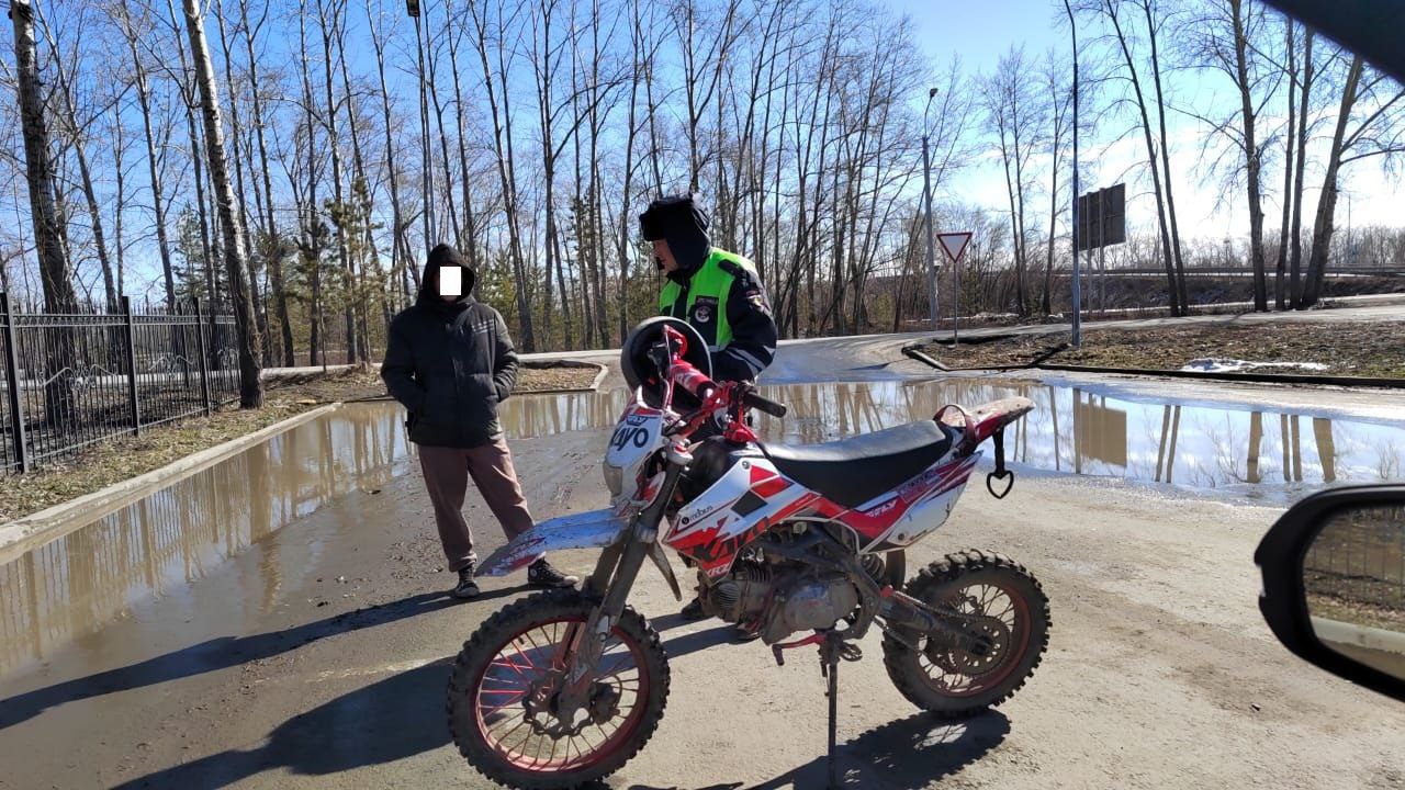 В Сухом Логе подросток поспешил за руль и попал в ГИБДД | На Урале ГИБДД поймала подростка, поспешившего управлять питбайком В Сухом Логе подросток поспешил за руль и попал в ГИБДД | На Урале ГИБДД поймала подростка, поспешившего управлять питбайком