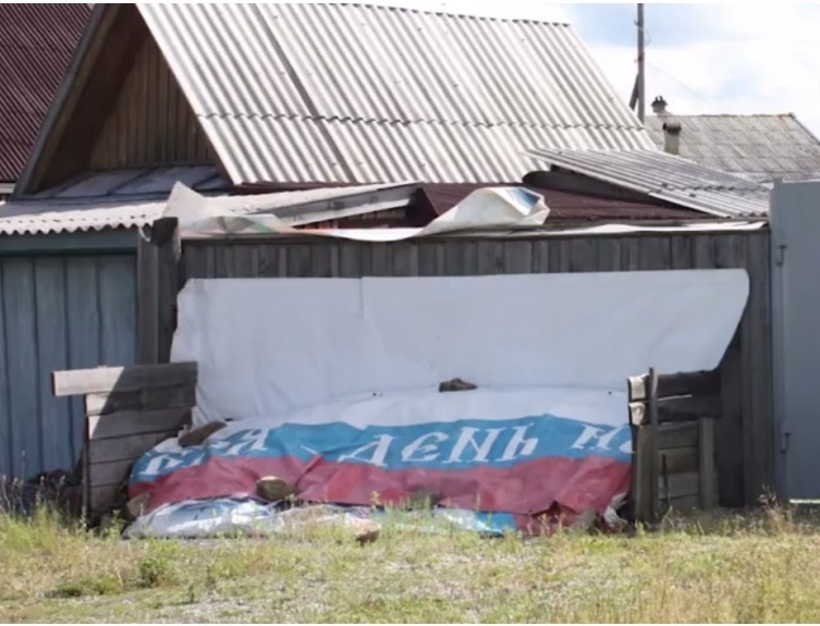 На Урале депутат "Единой России" спрятал кучу навоза под государственным флагом